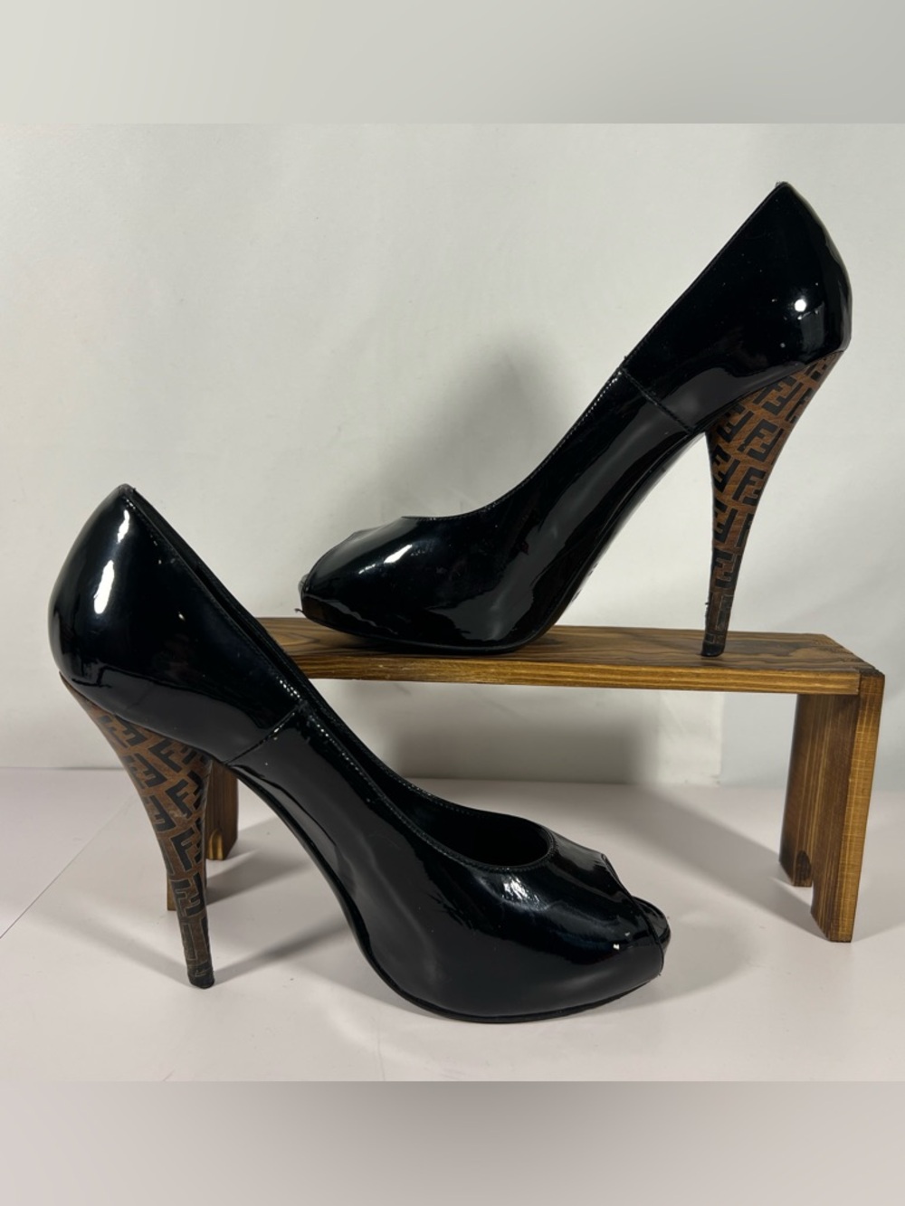 7035: Fendi Patent Leather Peep Toe Heels Zucca Logo Stiletto 39.5 - Picture 5 of 13